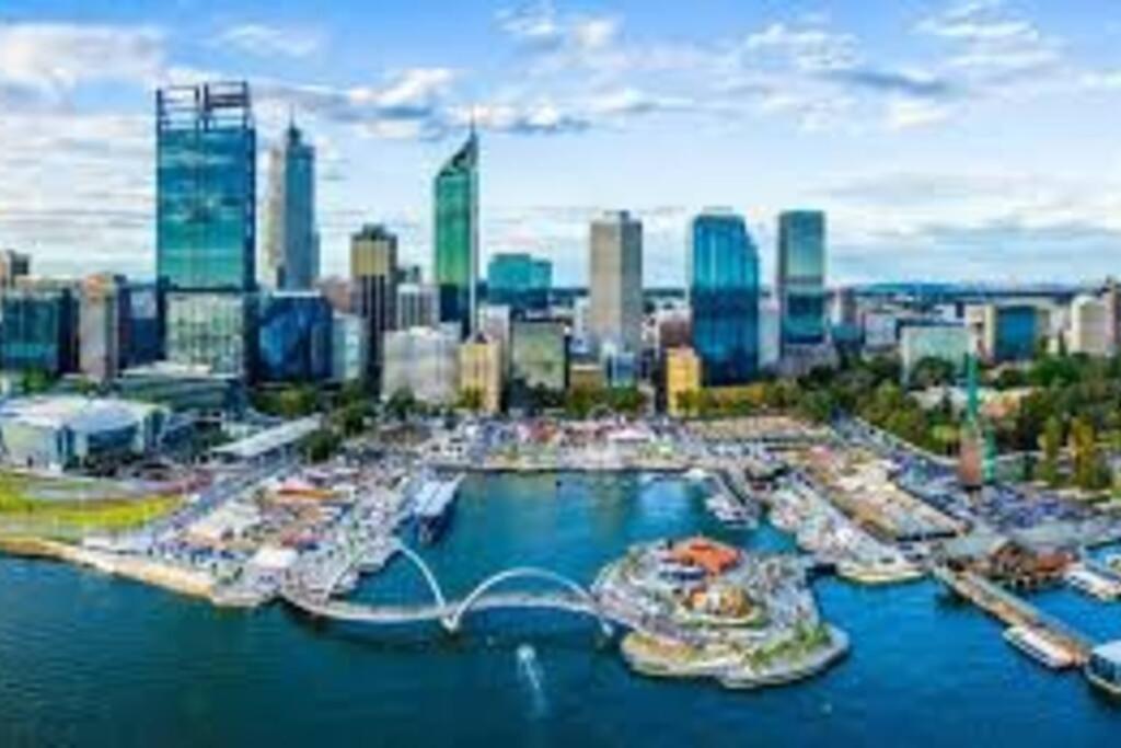 In The City Perth 1B1B Pool And Nice View Exterior photo